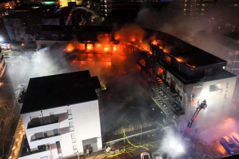 Die Ursache für das Feuer in Essen ist noch unklar. Foto: imago images/Reichwein