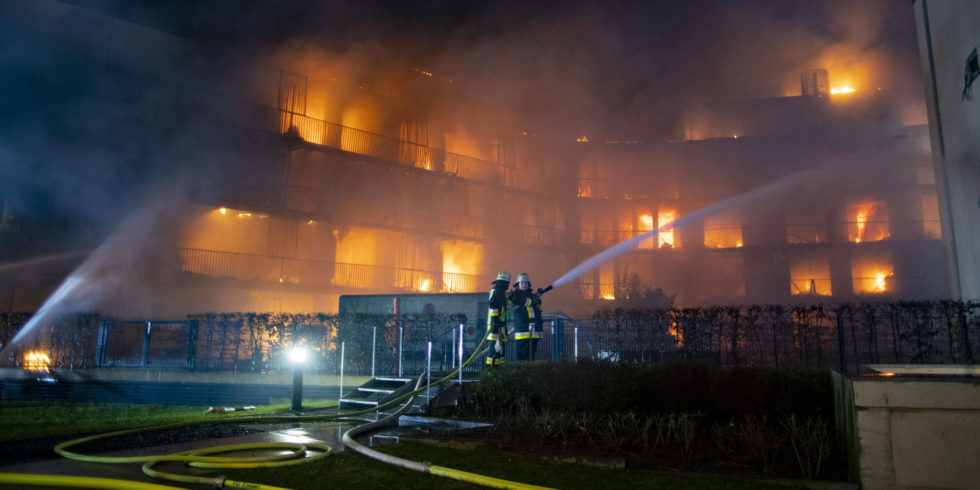 Verheerender Brand in der Grünen Mitte in Essen: 35 Wohnungen brannten innerhalb kürzester Zeit aus. Foto: imago images/Reichwein