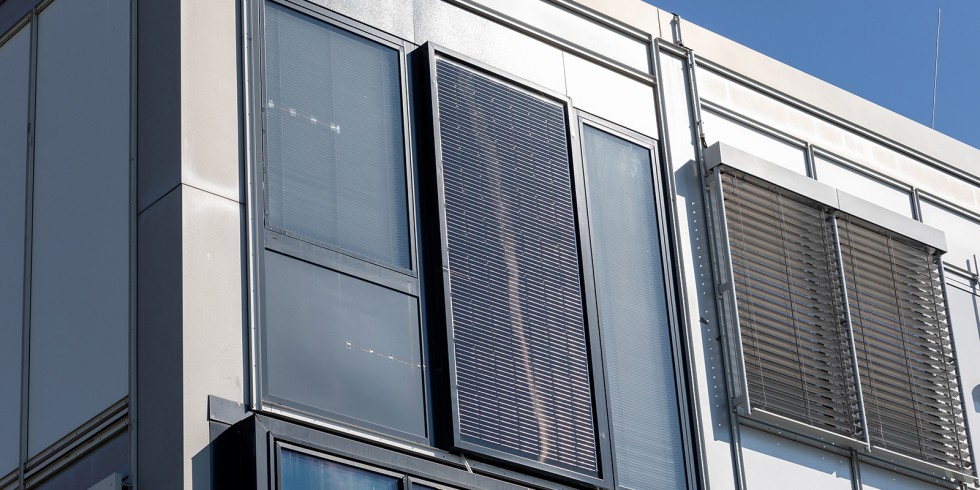 Gebäudetechnik bereits integriert: Die EE-Modulfassade mit raumhohem PV-Element. Foto: Fraunhofer
