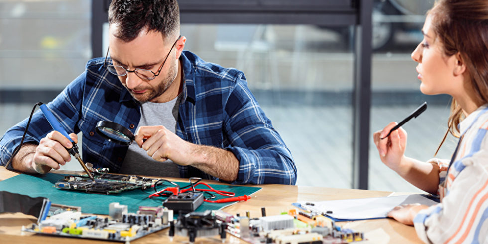 Immer weniger Menschen interessieren sich für ein Elektroingenieursstudium - viele wandern in Richtung Informatik ab. Foto: Panthermedia.net/ IgorVetushko