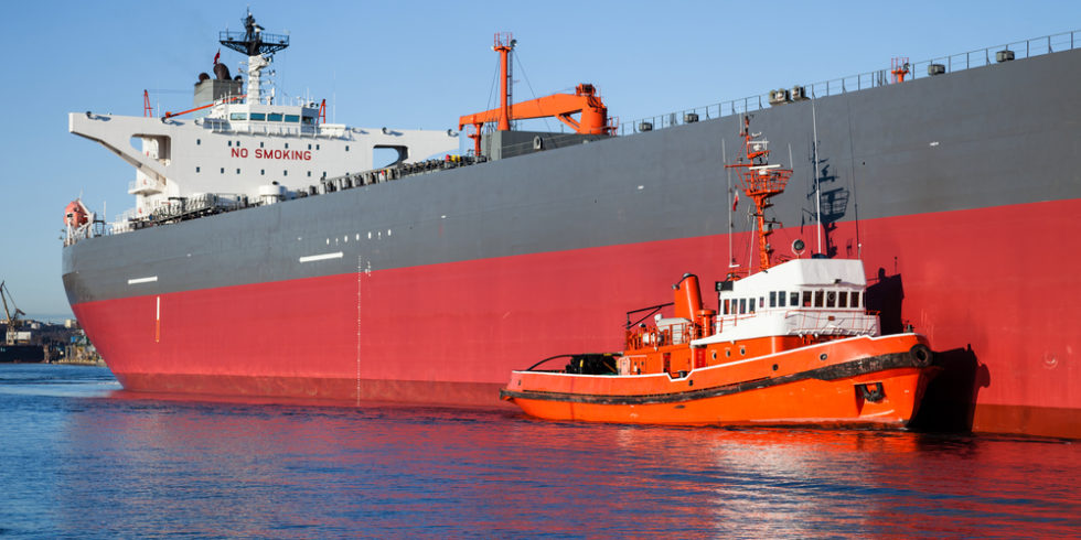 David hilft Goliath: Schlepper ziehen Öltanker und Containerschiffe in den Hafen oder werden bei Bergungsaktionen eingesetzt, wenn große Schiffe manövrierunfähig sind. Foto: Panthermedia.net/Nightman1965