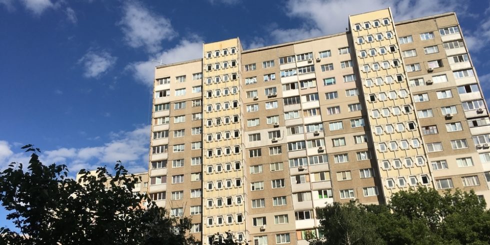 Plattenbau in Kiew: Während Russland die Ukraine angreift, bringen Eltern ihre Kinder im Badezimmer ins Bett. Foto: Panthermedia.net/ vlad.zelinski