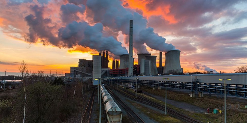 Braunkohle - hier das Kraftwerk Neurath - ist in Deutschland von der Förderabgabe für Bodenschätze befreit. Auch das eine indirekte Subvention. Foto: PantherMedia/rclassenlayouts