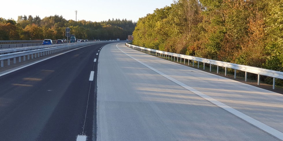 Links Asphalt, rechts Beton: Experten erhoffen sich eine Nutzungsdauer der Betonfahrbahn von bis zu 50 Jahren, obwohl hier vor allem schwere Lkws rollen. Foto: Schnorpfeil