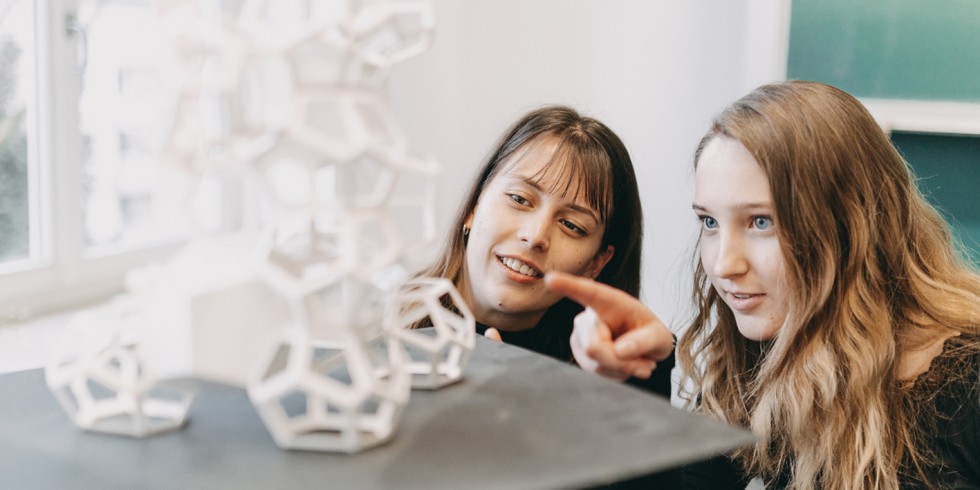 Disziplinübergreifende Diskussion von Lösungen sind in der Fakultät für Architektur und Bauwesen der Hochschule Augsburg auch Teil des neuen Bachelorstudiengangs „Digitaler Baumeister“. Foto: HS Augsburg / Matthias Leo