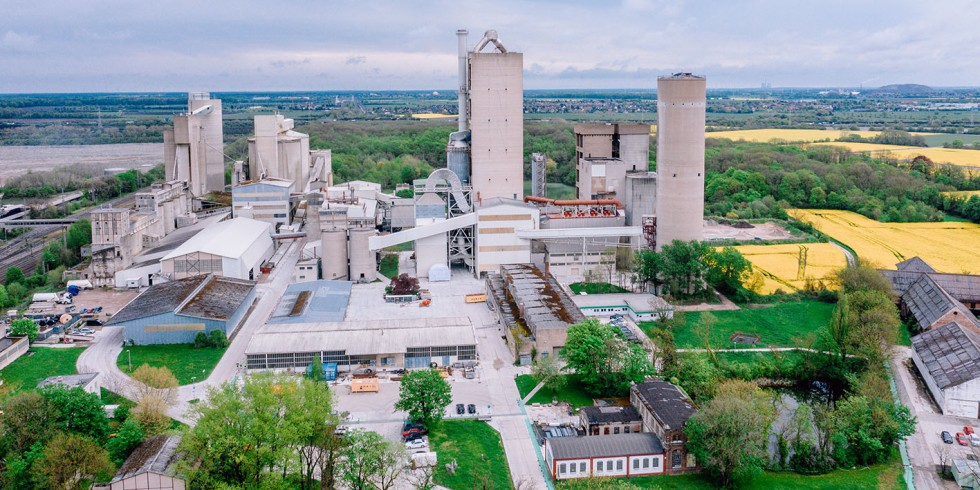 In das Zementwerk von HeidelbergCement in Hannover integriert wird eine Anlage, die rund 20 % der CO2-Emissionen des Zementwerks abscheiden kann, also rund 100.000 Tonnen CO2 pro Jahr. Foto: HeidelbergCement 