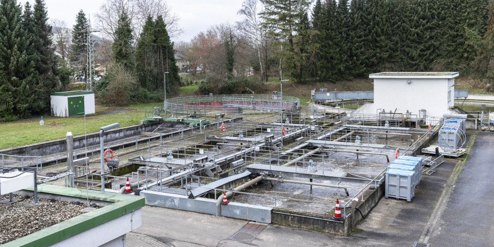 Viren im Abwasser: Ein Projektverbund unter Leitung des Karlsruher Instituts für Technologie prüft derzeit die Chancen eines bundesweiten Abwassermonitorings, um die Verbreitung von Virusvarianten und Mutationen schneller zu erkennen. Foto: Amadeus Bramsiepe, KIT