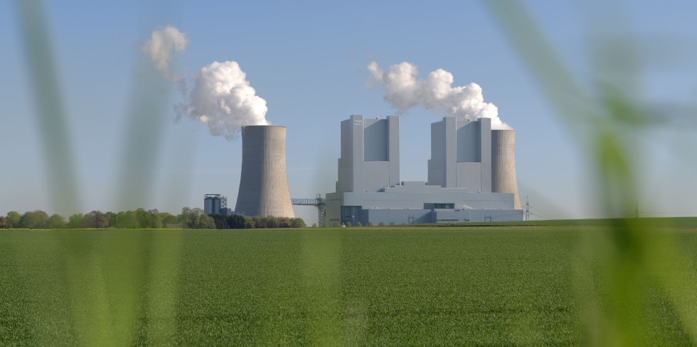 Das Braunkohlekraftwerk Neurath in Grevenbroich bei Düsseldorf ist verglichen mit älteren Anlagen deutlich effizienter. Fällt Erdgas in großem Stil aus, wäre es trotz Klimabedenken eine mögliche Alternative zu Gaskraftwerken zur Sicherstellung der Stromversorgung. Foto: Andre Laaks/RWE