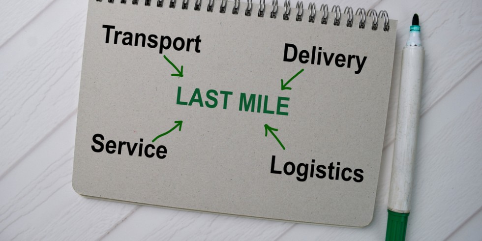 Last-Mile-Delivery: Micro-Hubs können das große Sendungsaufkommen beim Online-Handel bündeln, sodass durch ein intelligentes Tourenmanagement Transportkosten eingespart und Verkehrswege weniger frequentiert werden. Foto: panthermedia.net/olanstock