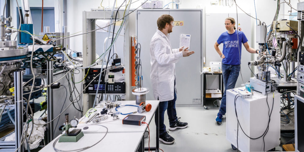 Die Physiker Sebastian Tigges und Nicolas Wöhrl arbeiten daran, Brennstoffzellen sehr viel effizienter zu machen. Foto: Duisburg ist echt / Duisburg Kontor GmbH