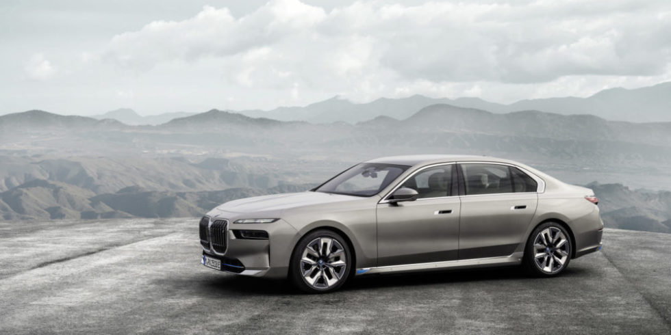 Der neue vollelektrische BMW i7 in der Seitenansicht