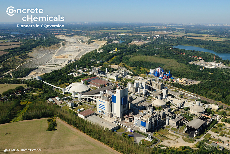 Luftaufnahme des CEMEX Zementwerks und Tagebaus Rüdersdorf. Foto: CEMEX Deutschland/Thomas Weber)