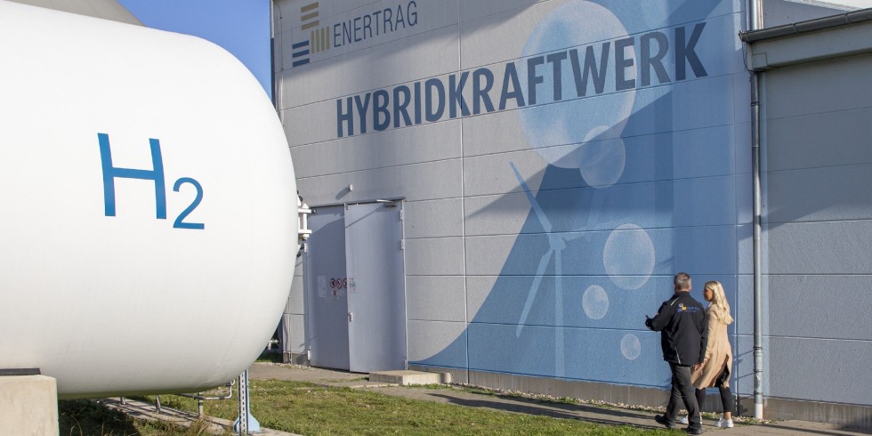 Seit 2011 erzeugt Enertrag im Hybridkraftwerk mittels Elektrolyse aus Windstrom grünen Wasserstoff, der unter anderem zu Heizzwecken, zur Betankung von Pkw und Bussen und in industriellen Prozessen eingesetzt wird. Im geplanten Speicherkraftwerk in Spremberg wird er vor allem zur Rückverstromung genutzt. Foto: Enertrag