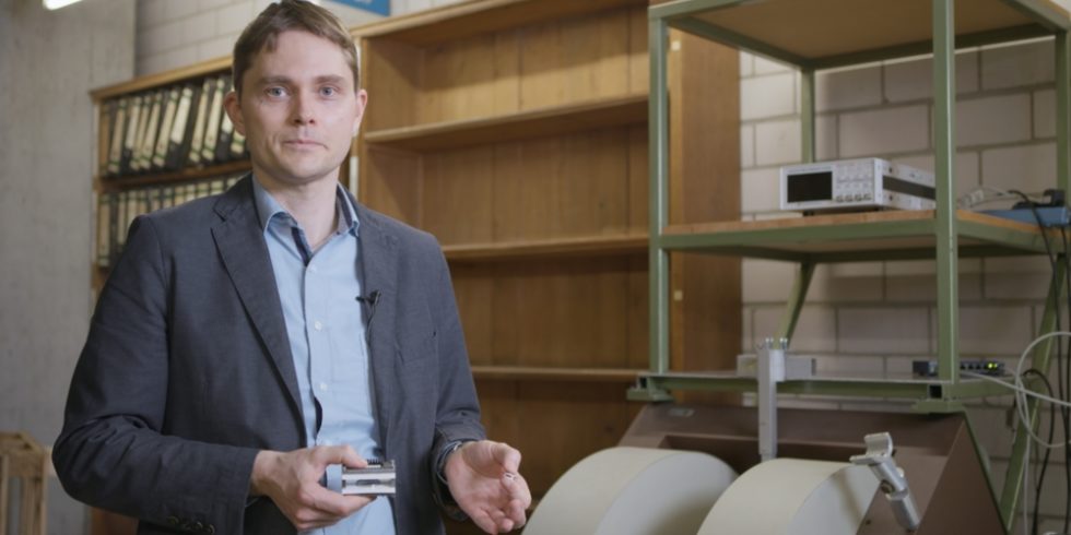 Professor Jens Anders hält den kleinsten Quantensensor in seiner Hand.