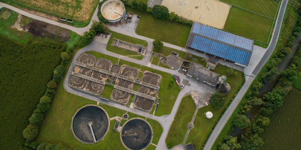 Luftbild der Abwasserreinigungsanlage in Gleisdorf. Die Photovoltaik-Anlage auf dem Dach liefert Strom für den Eigenbedarf und zum Betrieb der Wärmepumpe. Foto: Schrotter, Gleisdorf/AWV Gleisdorfer Becken
