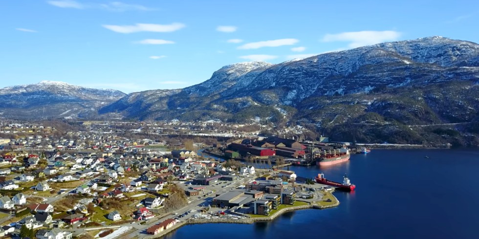 Hy2gen und der dänische Fondsmanager Copenhagen Infrastructure Partners bauen einen 240-MW-Elektrolyseur im norwegischen Küstenort Sauda. Der produzierte grüne Wasserstoff soll für die Erzeugung des Energieträgers Ammoniak zur Verfügung stehen. Foto: Hy2gen