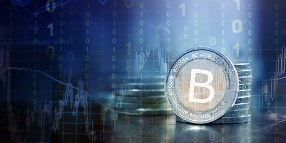 Bitcoin Münze blauer Hintergrund Analyse
