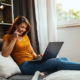 Frau auf Coach Laptop