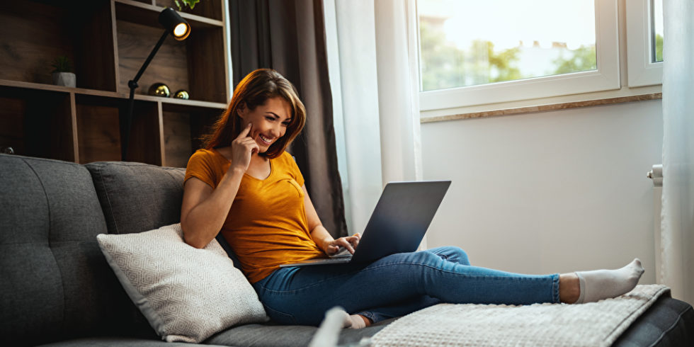 Frau auf Coach Laptop