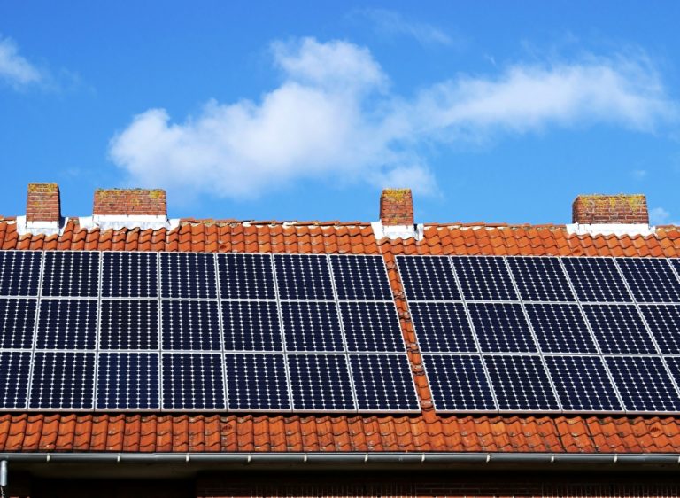 Solarzellen auf Dach blauer Himmel