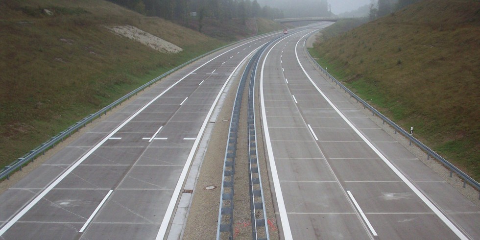 Frei Fahrt dank dauerhafter Fahrbahnen - das ist sicher der Wunsch aller Autofahrer. Aber mit welchen Bauweisen ist dies und sind weitere heutzutage geforderte Eigenschaften am besten zu erreichen? Dieser in voller Länge im Bauingenieur 06|2022 erschienene Artikel beschreibt aktuelle Forschungsergebnisse. Foto: Strabag