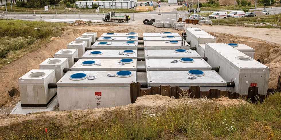 Abscheideranlage am Terminal 3 des Fraport: Bis zu 500 Liter Wasser pro Sekunde fördern Pumpen aus einem Regenrückhaltebecken über eine Druckleitung in sechs parallel arbeitende Abscheider aus drei aufeinanderfolgenden Koaleszenzkanälen. Foto: ACO / Offenblende