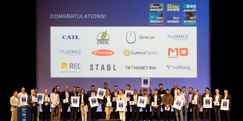 Ausgezeichnete Runde: Die diesjährigen Gewinner des The smarter E Award, des Intersolar Award und des ees Award bei der Preisübergabe in München. Foto: Solar Promotion GmbH