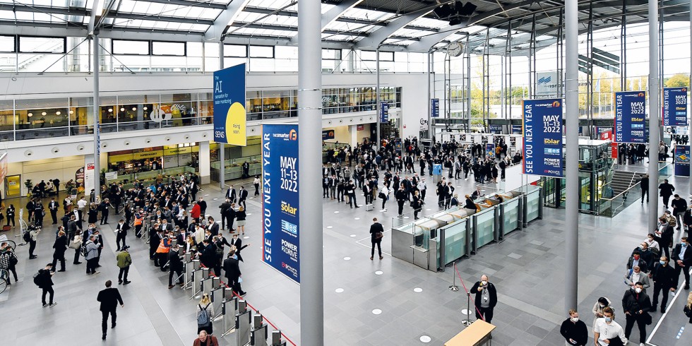 Im vergangenen Oktober kamen rund 26.000 Besucher aus 93 Ländern zur „The smarter E Europe ‧Restart“, um sich auf den Energiefachmessen Intersolar Europe, ees, Power2Drive und EM-Power über aktuelle Trends und zukunftsweisende Produkte zu informieren. Foto: Solar Promotion GmbH