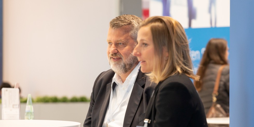 Stefan Dohm sprach mit Eva Holden auf der Hannover Messe über den Wandel der Arbeitswelt, wie er in der VDI GmbH inzwischen gelebt wird. Foto: VDI Verlag