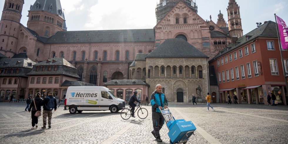 Der KEP-Dienstleister Hermes Germany beliefert die Innenstadt in Mainz ab sofort emissionsfrei: Pro Tag werden insgesamt mehr als 2.000 Sendungen mit sieben E-Transportern ohne CO2-Belastung zugestellt. Foto: Thomas Lohnes fuer Hermes