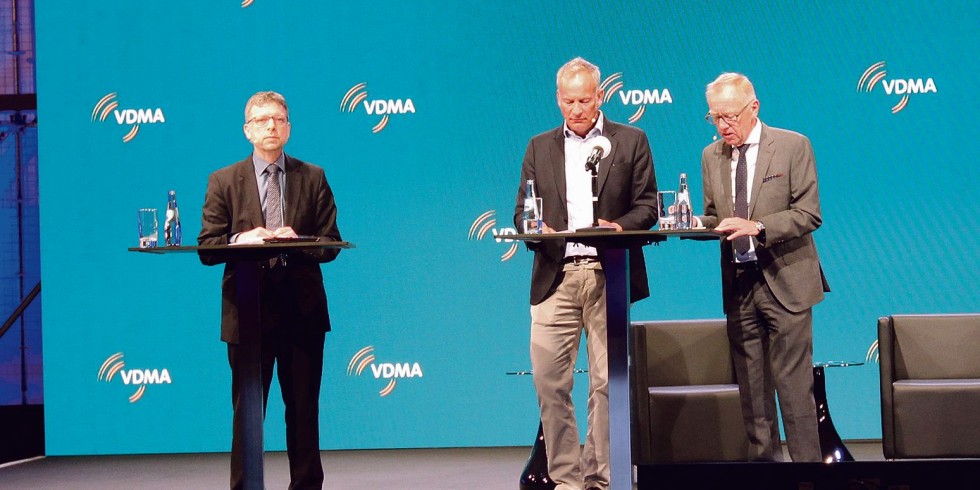 VDMA-Pressekonferenz: (v.l.n.r.) Pressesprecher Holger Paul, VDMA-Präsident Karl Haeusgen und Chef-Volkswirt Ralph Wiechers. Foto: A. Hilse