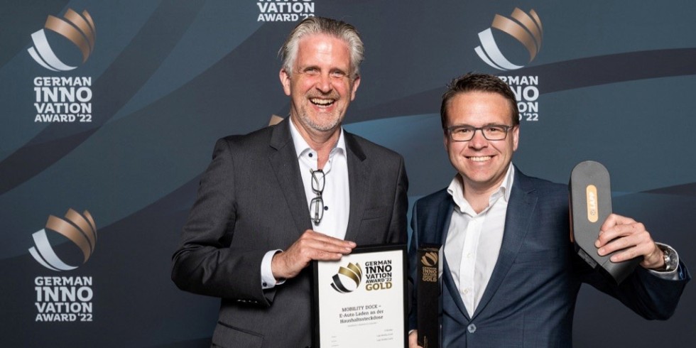 Frank Hubbert und Simon Alig, beide Lapp Mobility,  freuen sich über den German Innovation Award in Gold. Foto: Lapp 