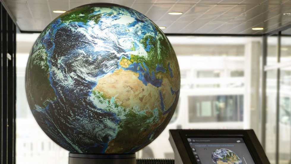 Der interaktive Globus veranschaulicht weltweite Zusammenhänge. Forschende des KIT zeigen sie in Hannover anhand aktueller Daten aus der Klima- und Risikoforschung auf. Foto: Markus Breig, KIT