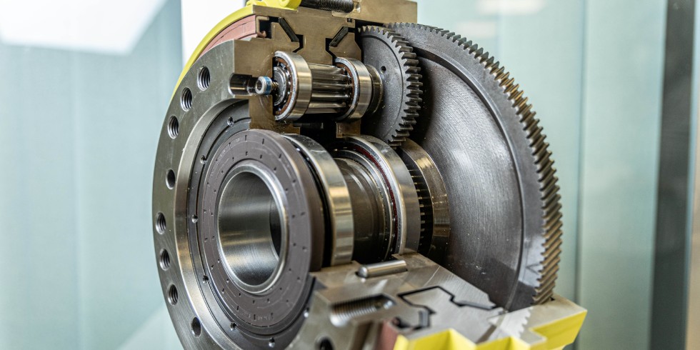 Am Getriebe-Modell wird die Konstruktion klar: Eine schräg verzahnte Vorstufe, eine konisch verzahnte zweite Stufe sowie ein patentierter Nachstellmechanismus sind sichtbar.Foto: Melior Motion GmbH