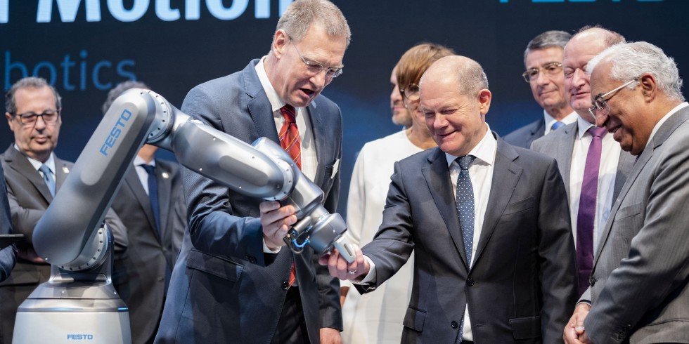 Bundeskanzler Olaf Scholz besuchte gemeinsam mit Portugals Premierminister António Costa am 30. Mai 2022 den Festo-Messestand. Der Vorstandsvorsitzende Dr. h.c. Oliver D. Jung stellte ihnen die Weltneuheit pneumatischer Cobot vor. Foto: Festo