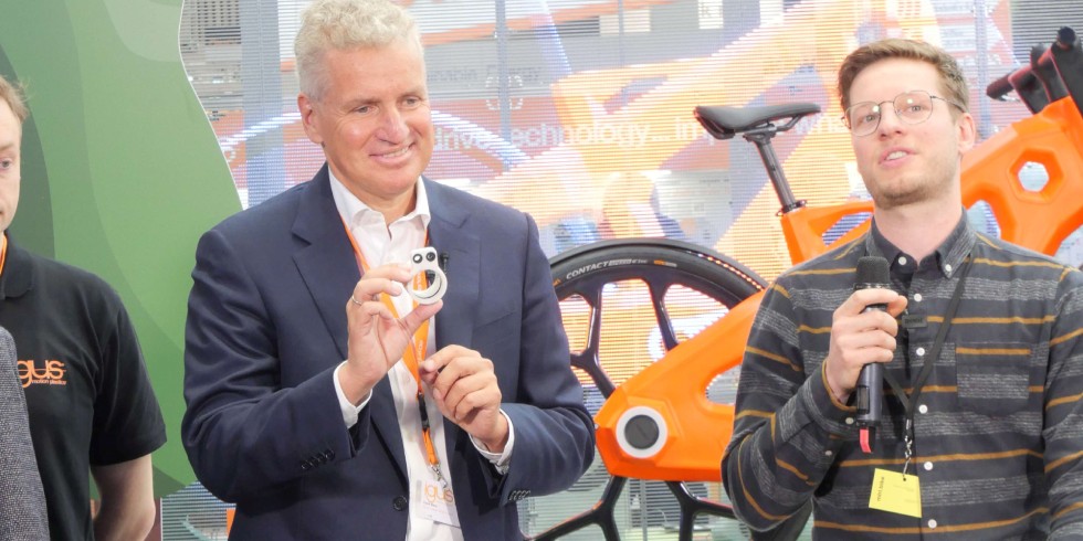 Frank Blase (links), Chef von Igus, und der MTRL-Mitgründer Johannes Alderse Baas stellten das Fahrrad aus Kunststoff und seine Komponenten vor. Foto: M. Ciupek 