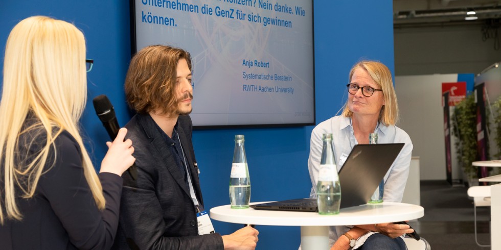 Anja Robert (rechts) vom Career Center der RWTH Aachen im Gespräch mit den Moderatoren Peter Sieben und Sarah Janczura. Sie sieht auch die Unternehmen in der Bringschuld - diese sollten ihre Jobangebote stärker an den Vorstellungen von Studierenden sowie Absolventen und Absolventinnen orientieren. Foto: VDI Verlag