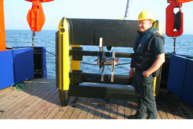 Dr. Jan Schulz ist Professor für Maritime Technologien an der Jade Hochschule in Wilhelmshaven. Hier ist er an Bord des Forschungsschiffs Heincke zu sehen, vor einem TriAxus Schleppkörper, den Schulz und sein Team mit Sensorik ausgestattet haben. Foto: Dr. Kristina Barz, Thünen-Institut für Ostseefischerei