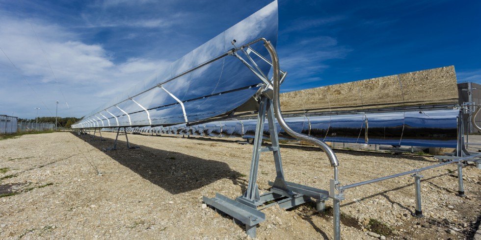 Solarthermische Anlage mit Parabolrinnenkollektoren zur industriellen Dampferzeugung. Foto: Protarget