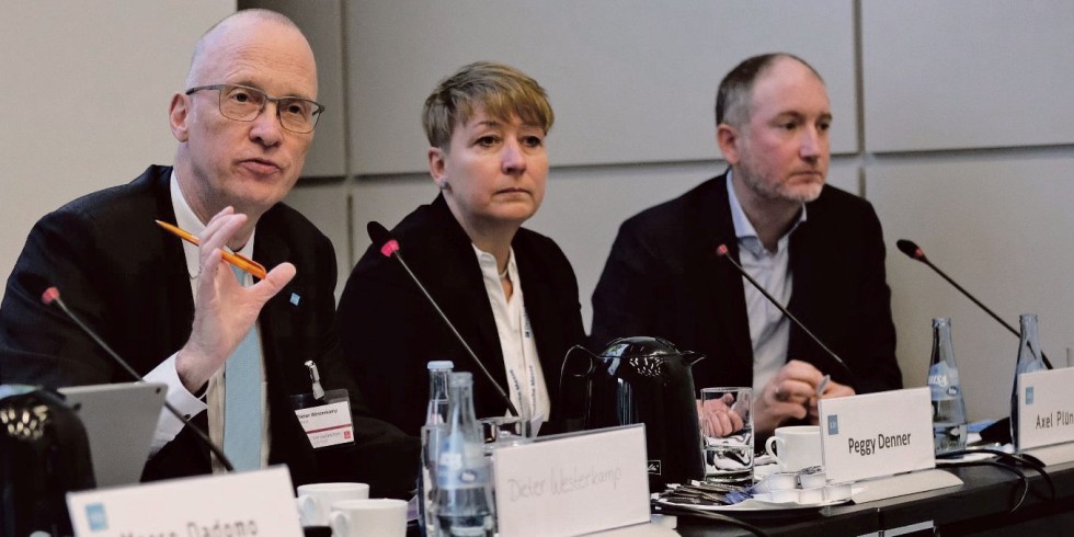 Dieter Westerkamp, VDI (l.), mit Peggy Denner und Axel Plünnecke: „Der Fachkräftemangel wird zum Bremsklotz.“ Foto: Peter Sieben