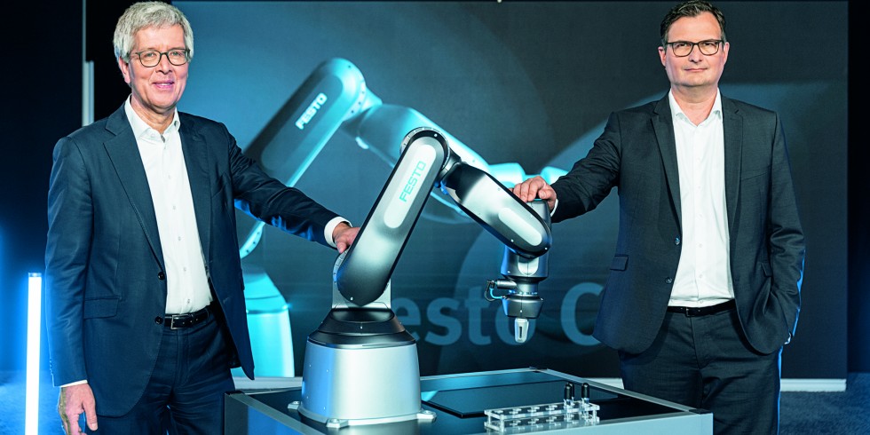 Den neuen pneumatischen Cobot erstmals vorgestellt haben Frank Melzer (li.), Vorstand Product and Technology Management bei Festo, und Christian Tarragona, Leiter Robotics.  Er soll 2023 auf den Markt kommen. Foto: Festo 