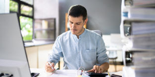 Mann am Schreibtisch Akten