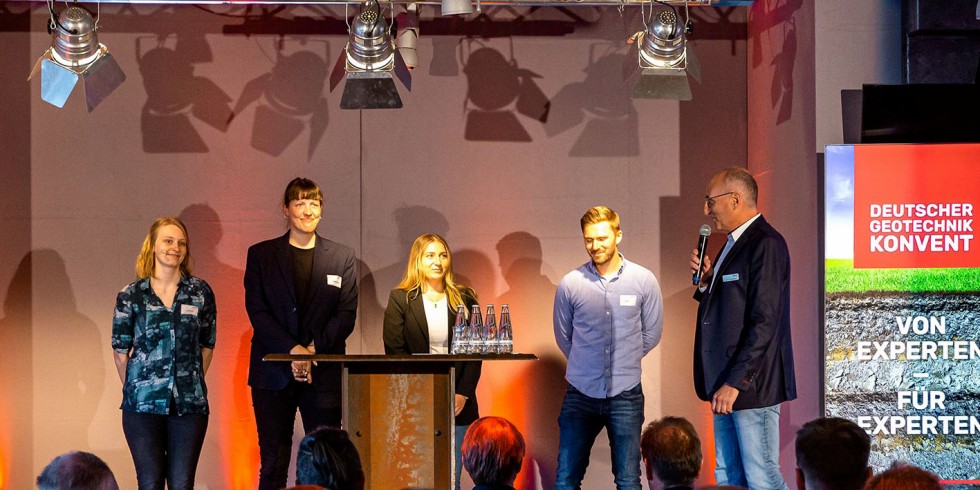 Die Teilnehmer des Science Slam (von links): Sigrid Wilhelm; Marlene Steggewentz, Michelle Döbber und Björn Bodner mit Michael Hermann (Uretek). Foto: Uretek