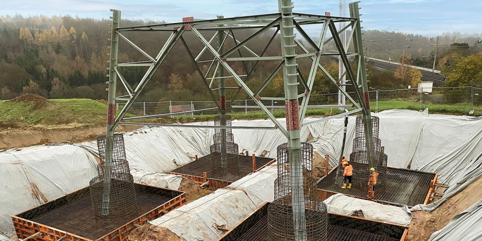 Für einen Mast werden hier vier Fundamentplatten (650 x 650 x 90 cm) mit dem Wandschalungssystem Logo.3 eingeschalt.
An den Bewehrungskörben ist die abgestufte Form der Fundamentfortführung zu erkennen: Fuß DN 250 x 200 cm, Zwischenstufe DN 180 x 100 cm und der Kopf mit DN 150 x 160 cm. Foto: Paschal