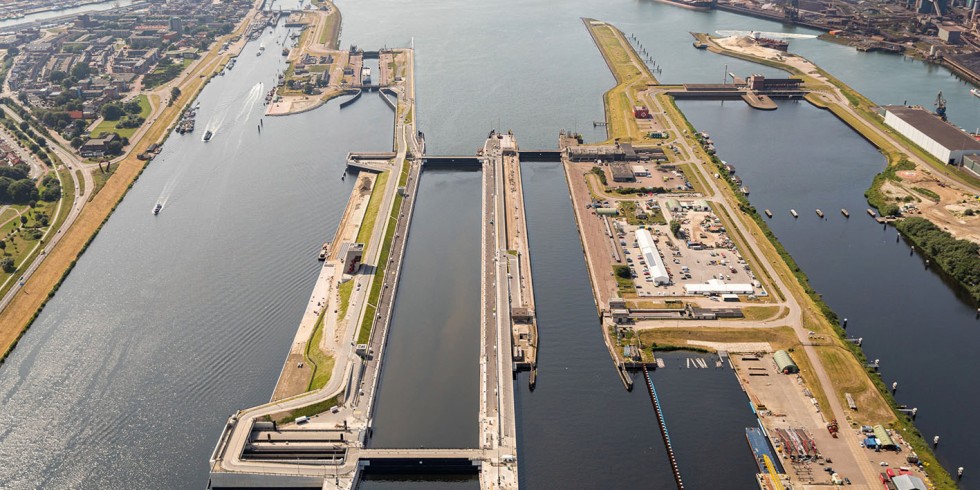 Die Seeschleuse IJmuiden (im Vordergrund) ersetzt die Nordschleusen, durch die bisher der Schiffsverkehr zwischen Amsterdam und der Nordsee verlief. Foto: Topview Luchtfotografie