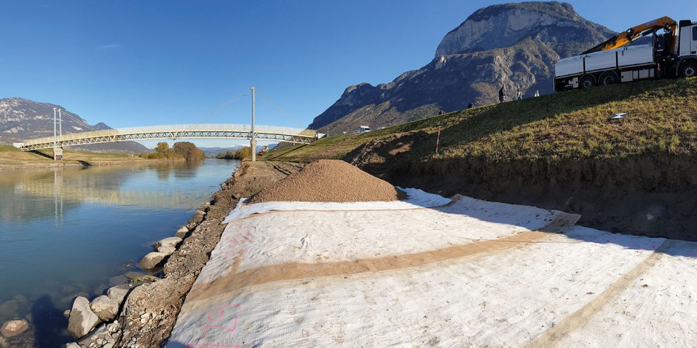 Mineralische Abdichtungsbahnen verringern im veränderlichen Uferbereich einer Hochwasserschutzanlage die Durchlässigkeit. Foto: Naue
