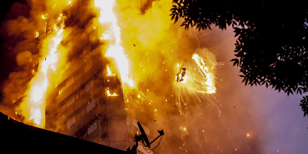 Brennende Trümmer fielen bei der Brandkatastrophe am Grenfell-Hochhaus in London herab. Foto: imago images / Zuma Press / Guilhem Baker