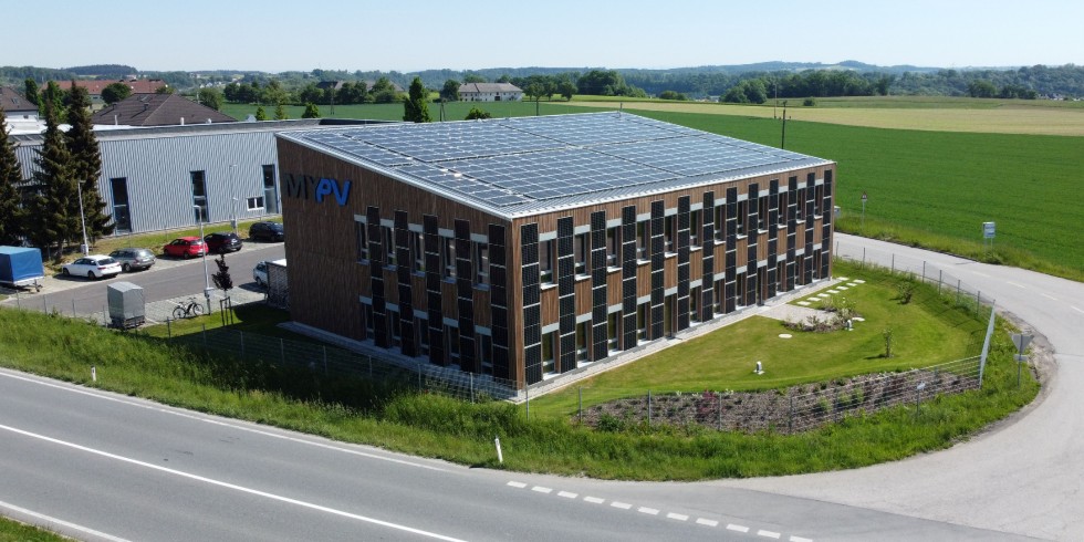 Unternehmenssitz des österreichischen Photovoltaik-Unternehmens MyPV im Örtchen Neuzeug nahe Steyr. Das Gebäude hat im ersten Jahr seines Bestehens mehr Energie erzeugt, als es verbraucht hat. Foto: MyPV