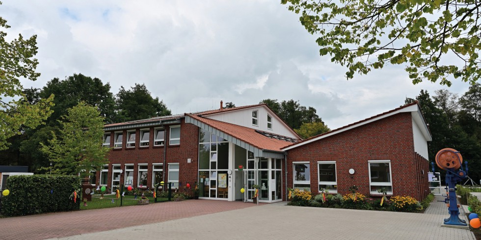 Augustfehn II: Ehemals eine Grundschule, nun ein Familienzentrum mit Kindergarten- und Kinderkrippengruppen. Der Neubau eines Zwischenbaus verbindet die beiden zuvor eigenständigen Gebäude. Foto: Ev.-luth. Kirchengemeinde Apen