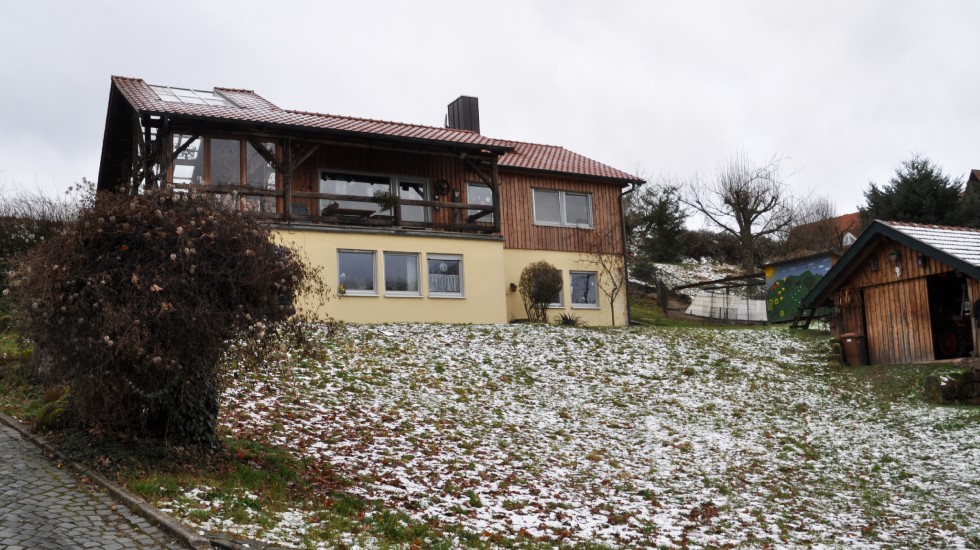 Das Einfamilienhaus wurde etwa 30 Jahre lang mit Scheitholz beheizt. 2019 stellte Wolfgang Elflein auf Hackgut um. Foto: Windhager